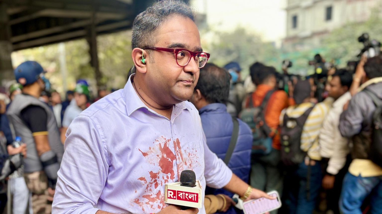 কলকাতায় বাংলাদেশ মিশন ঘেরাও কর্মসূচিতে সংঘর্ষ; ‘রক্তাক্ত’ ময়ূখ রঞ্জন সাংবাদিকের পোশাক