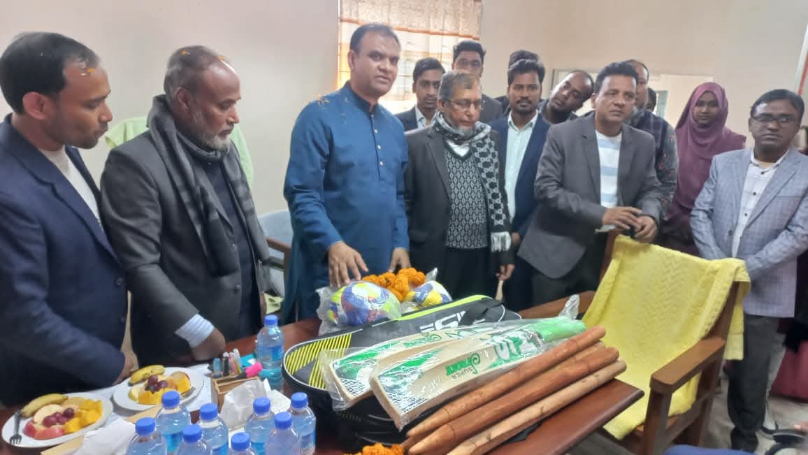 ডামুড্যা শিক্ষার্থীদের হাতে খেলাধুলার সামগ্রী তুলে দিলেন মিয়া নুরুদ্দিন আহাম্মেদ অপু: