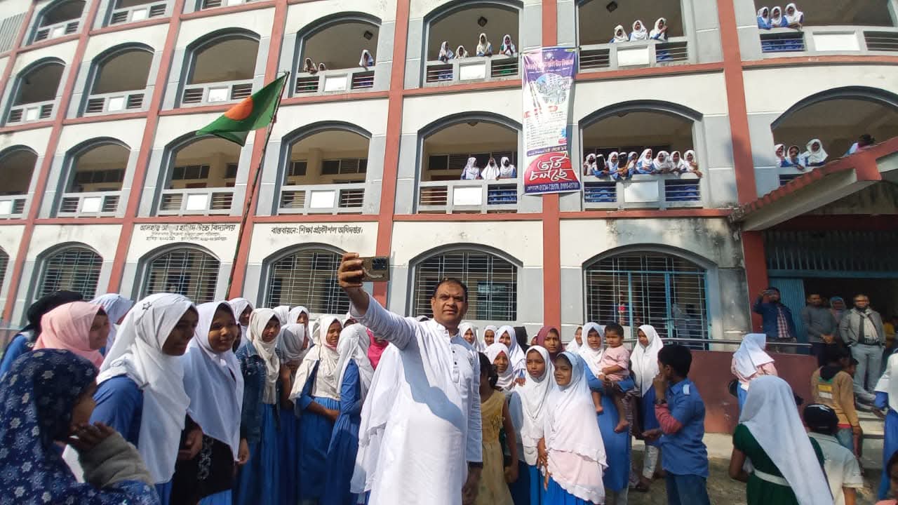 শরীয়তপুরে মিয়া নুরুদ্দিন আহাম্মেদ অপুর উপহারের ক্রীড়াসামগ্রী পেয়ে উচ্ছ্বসিত শিক্ষার্থীরা