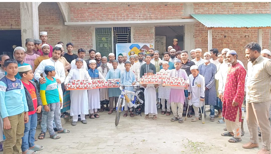 ৪০ দিন জামায়াতে নামাজ আদায়, শিশু-কিশোরদের হাতে সাইকেল ও উপহার