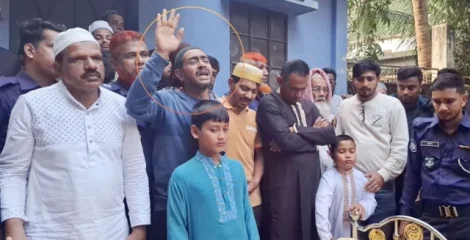 হাতকড়া পরেই মায়ের জানাজায় সাবেক মেয়র মাহফুজুল হক