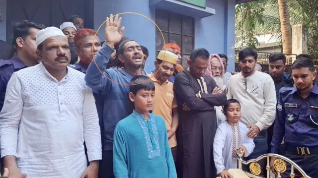 হাতকড়া পরেই মায়ের জানাজায় সাবেক মেয়র মাহফুজুল হক