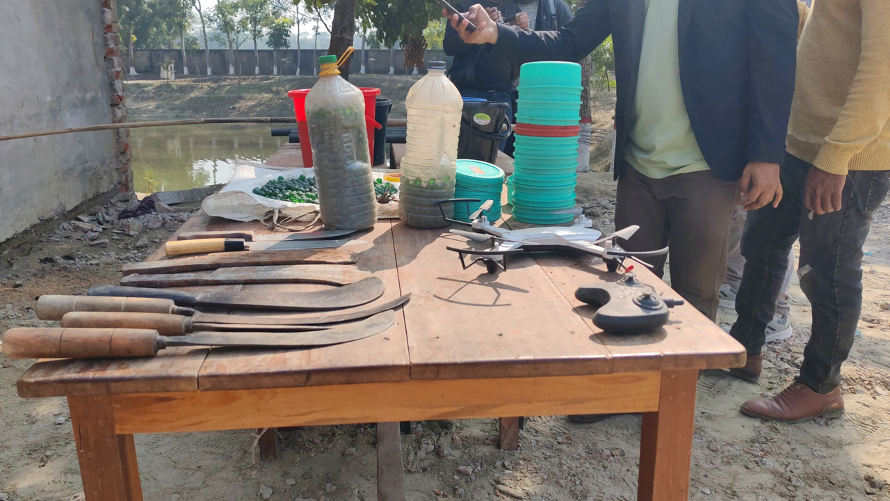 জাজিরায় যৌথ বাহিনীর বড় অভিযান: ড্রোন ও ৪৫টি ককটেলসহ আটক ৪