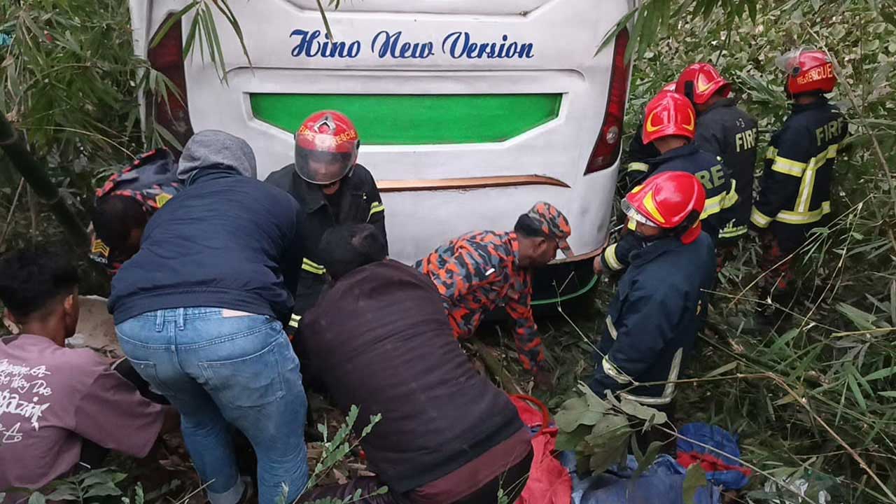 মাদারীপুরে বাসের ধাক্কায় দুমড়ে-মুচড়ে গেল ইজিবাইক, নিহত ৬