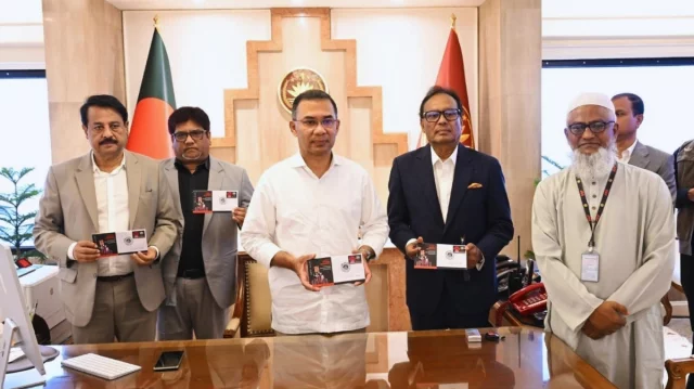 তেজগাঁও কার্যালয়ে প্রধানমন্ত্রীর প্রথম দিন: স্মারক ডাকটিকিট অবমুক্ত ও বৃক্ষরোপণ