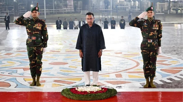 একুশের প্রথম প্রহরে শহীদ মিনারে রাষ্ট্রপতি ও প্রধানমন্ত্রীর শ্রদ্ধা