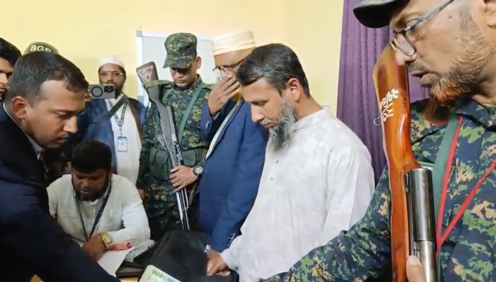 নড়িয়ায় যৌথ বাহিনীর অভিযানে সাড়ে ৭ লাখ টাকা ও ল্যাপটপসহ জামায়াত নেতা আটক