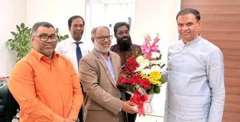 মিয়া নূরুদ্দিন আহাম্মেদ অপুকে পপুলার লাইফ ইন্সুরেন্স এর পক্ষ থেকে ফুলেল শুভেচ্ছা