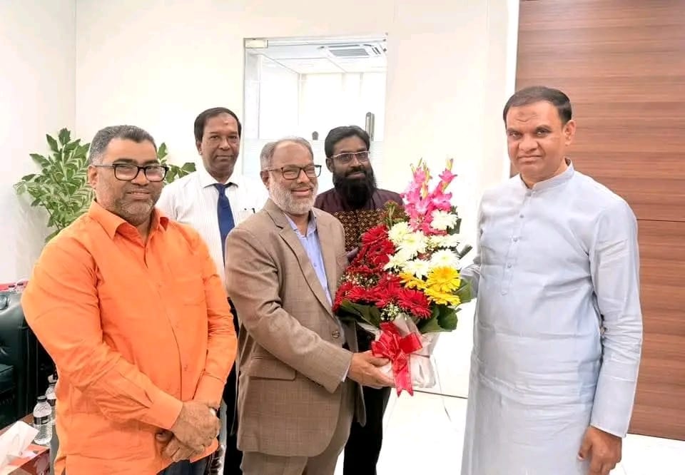 মিয়া নূরুদ্দিন আহাম্মেদ অপুকে পপুলার লাইফ ইন্সুরেন্স এর পক্ষ থেকে ফুলেল শুভেচ্ছা
