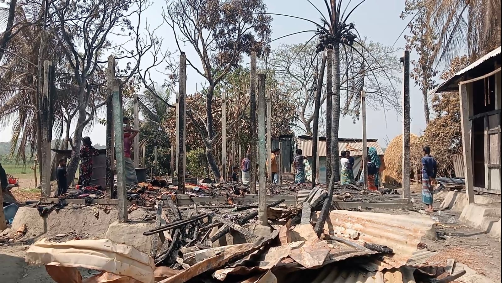 শরীয়তপুরে ভয়াবহ অগ্নিকাণ্ডে ৫টি ঘর পুড়ে ছাই, দুই পরিবার নিঃস্ব