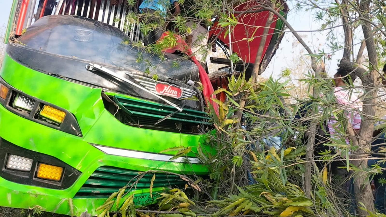 পদ্মা সেতু সংলগ্ন শরীয়তপুর গোলচত্বরে সড়ক দুর্ঘটনা, নিহত ১ আহত একাধিক