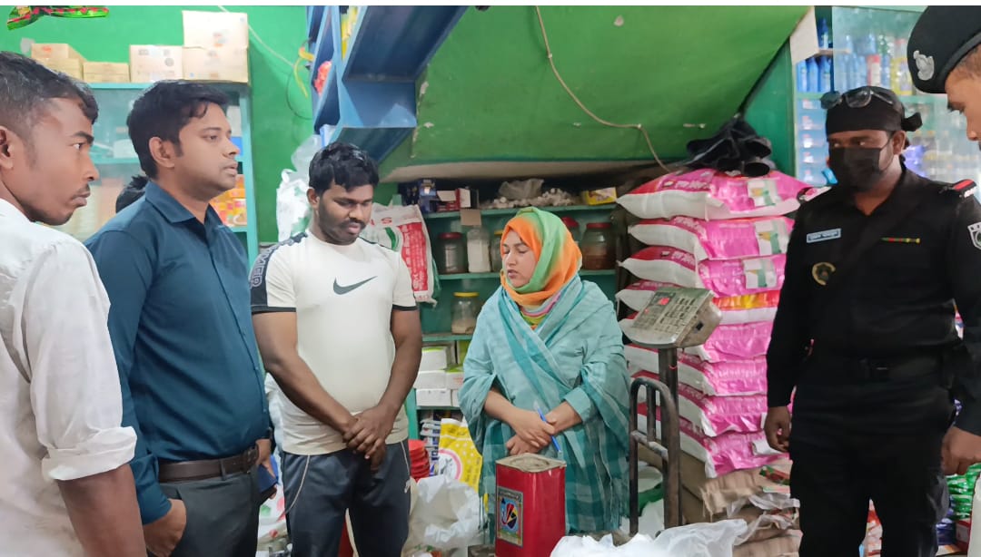 শরীয়তপুরে রমজানের বাজার নিয়ন্ত্রণে যৌথ অভিযান, ৭ প্রতিষ্ঠানকে জরিমানা