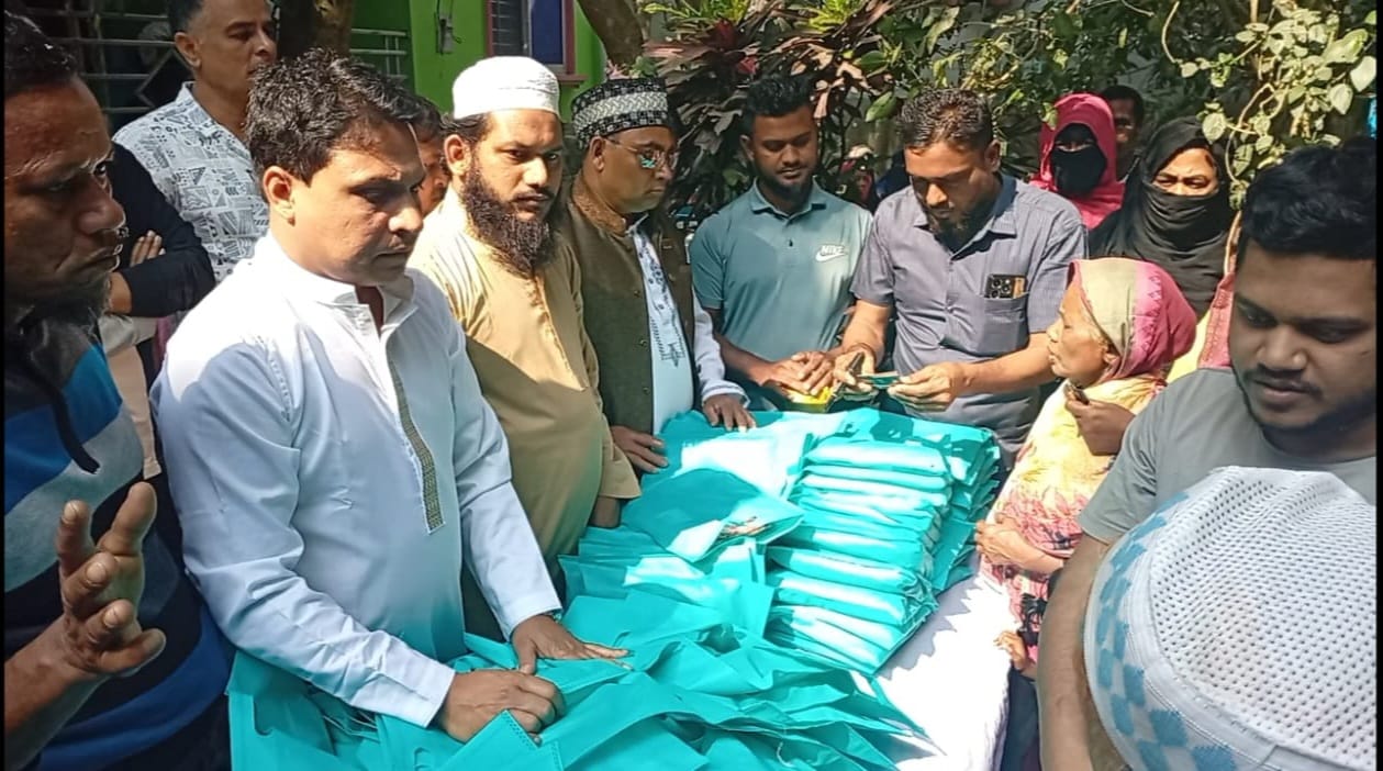 নড়িয়ায় ৪০০ ছিন্নমূল পরিবারের মাঝে ঈদ উপহার বিতরণ
