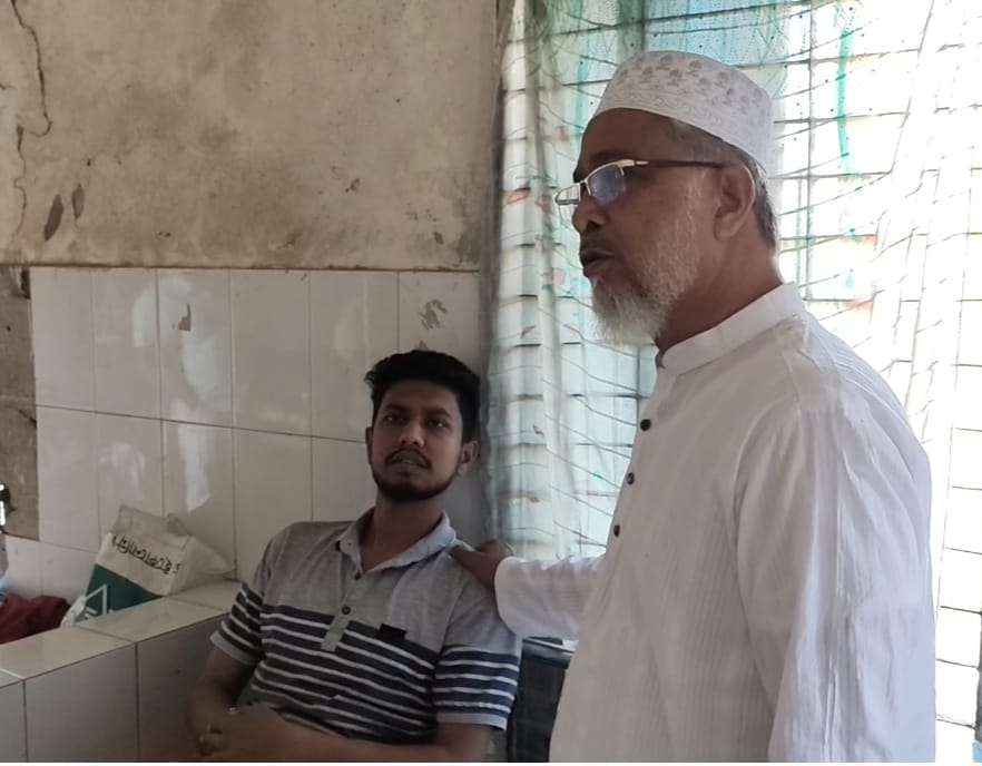 মাদক কারবারি ও জুয়ারিদের হামলায় আহত সাংবাদিক, হাসপাতালে খোঁজ নিলেন জামায়াত নেতা