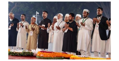 শহীদ মিনারে বিরোধীদলীয় নেতার শ্রদ্ধা: সঙ্গে ছিলেন নাহিদ ও হাসনাত