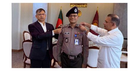 নতুন আইজিপি আলী হোসেন ফকিরকে র‍্যাংক ব্যাজ পরিয়ে দিলেন প্রধানমন্ত্রী