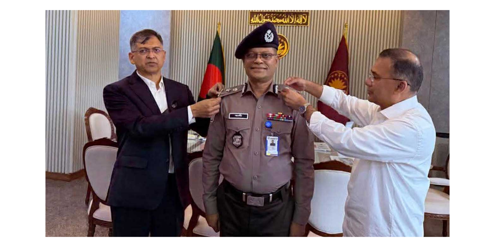 নতুন আইজিপি আলী হোসেন ফকিরকে র‍্যাংক ব্যাজ পরিয়ে দিলেন প্রধানমন্ত্রী
