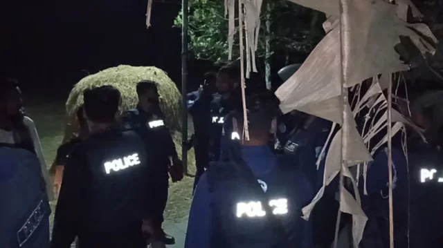 মাদারীপুরে টর্চলাইট জ্বালিয়ে দুই পক্ষের সংঘর্ষ, ককটেল বিস্ফোরণ