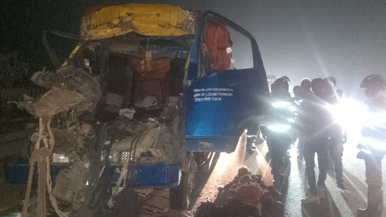 ঢাকা-মাওয়া এক্সপ্রেসওয়েতে অজ্ঞাত যানের ধাক্কায় পিকআপের চালক ও হেলপার নিহত