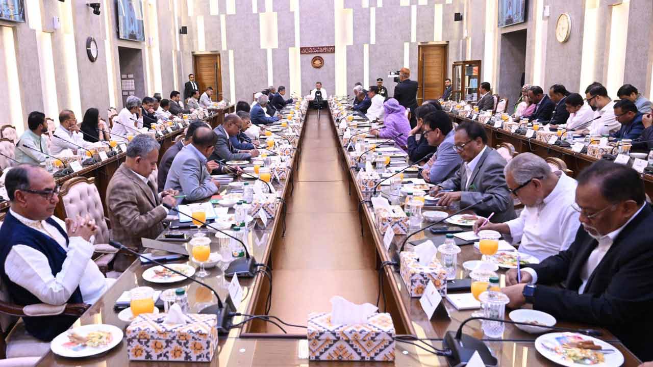সচিবালয়ে প্রথম মন্ত্রিসভা বৈঠক: কর্মপরিকল্পনা সাজাচ্ছে নতুন সরকার
