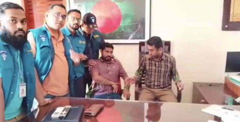 ফেনীর সোনাগাজীতে ১ লাখ টাকা ঘুষসহ পিআইও ও অফিস সহায়ক আটক