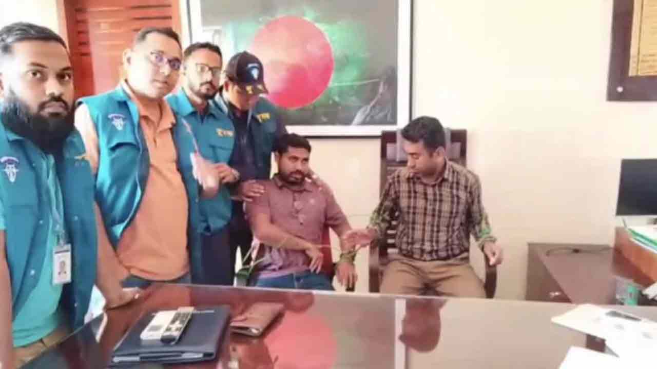 ফেনীর সোনাগাজীতে ১ লাখ টাকা ঘুষসহ পিআইও ও অফিস সহায়ক আটক