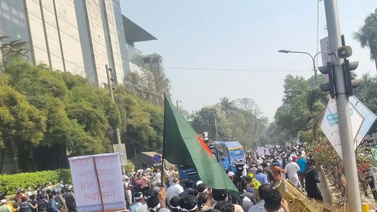 পুলিশের ব্যারিকেড ভেঙে ‘যমুনা’ অভিমুখে সরকারি কর্মচারীদের বিক্ষোভ