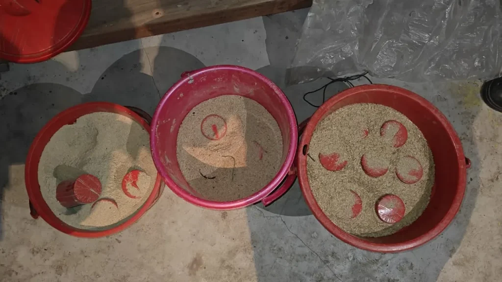মুন্সীগঞ্জে পরিত্যক্ত দোকানে সেনাবাহিনীর অভিযান: ৩ বালতি ককটেল উদ্ধার
