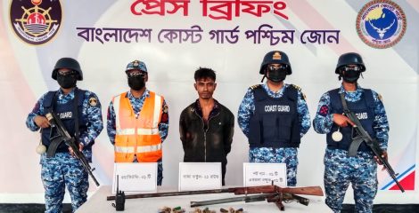 সুন্দরবনে কোস্ট গার্ডের সাঁড়াশি অভিযান অস্ত্র-গোলাবারুদসহ বড় জাহাঙ্গীর বাহিনীর সদস্য আটক