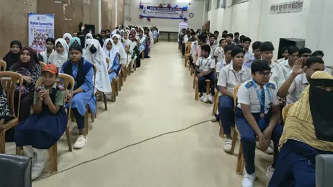 ১৪৮ সুবিধাবঞ্চিত ও এতিম শিক্ষার্থীর হাতে শিক্ষা উপকরণ