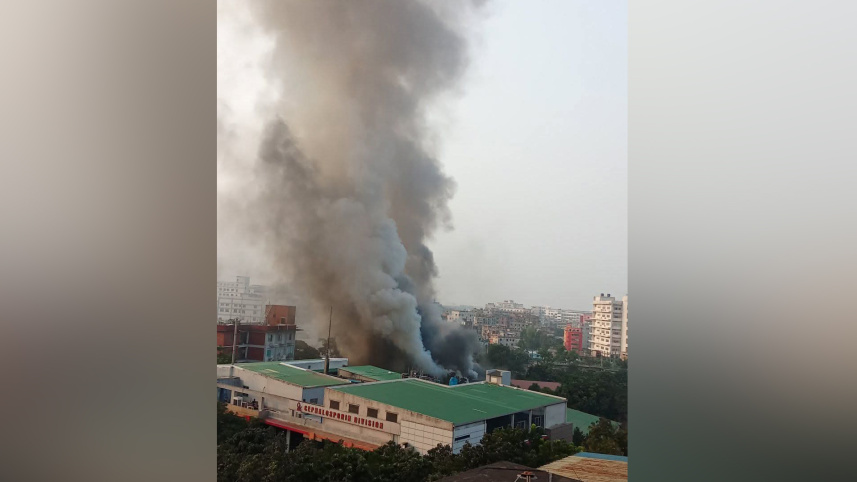 গাজীপুরে ইবনে সিনার ন্যাচারাল মেডিসিন ডিভিশনে আগুন, নিয়ন্ত্রণে ৬ ইউনিট