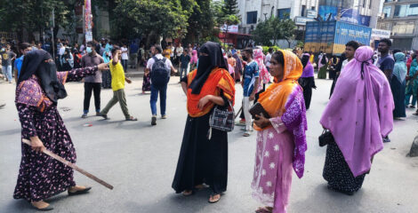 জীবনযাত্রার ব্যয়ে দিশেহারা পোশাক শ্রমিকরা, দ্বিতীয় দিনেও উত্তরা-আজমপুরে সড়ক অবরোধ করে বিক্ষোভ