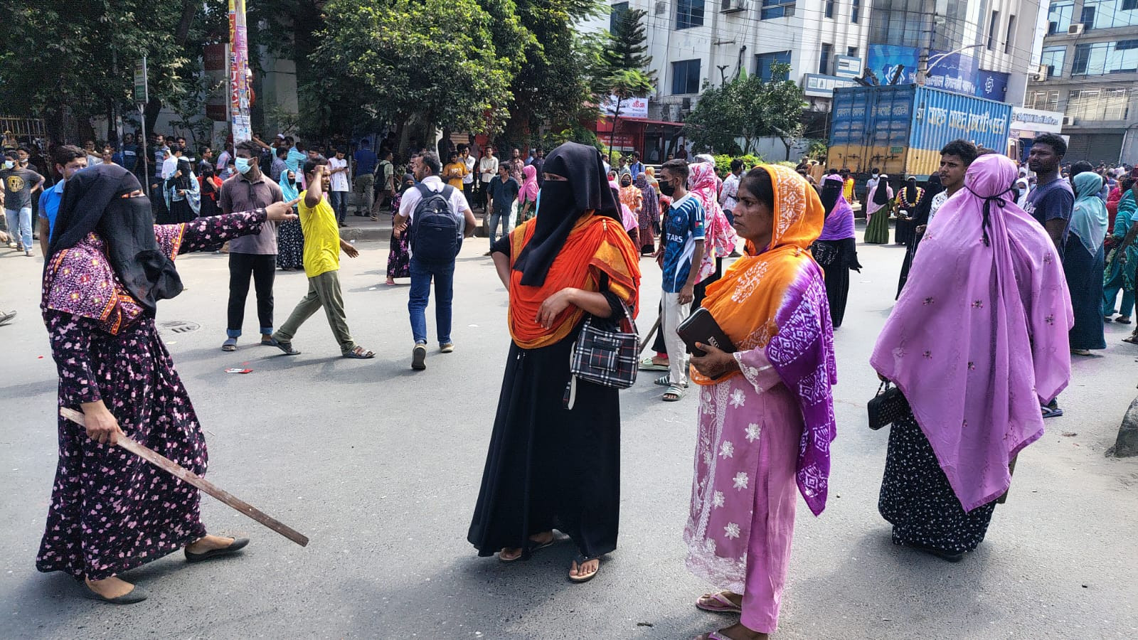 জীবনযাত্রার ব্যয়ে দিশেহারা পোশাক শ্রমিকরা, দ্বিতীয় দিনেও উত্তরা-আজমপুরে সড়ক অবরোধ করে বিক্ষোভ