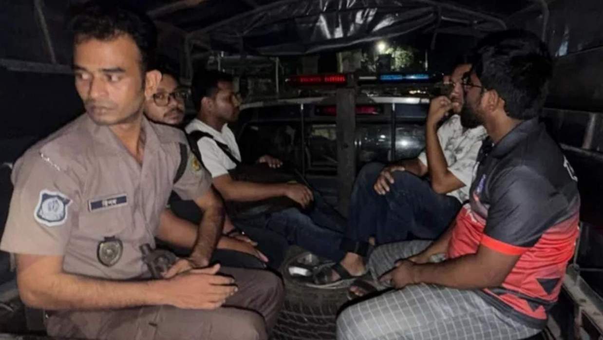 ঢাবি রাজু ভাস্কর্যে অনশন থেকে নিষিদ্ধ ছাত্রলীগের চার নেতা আটক