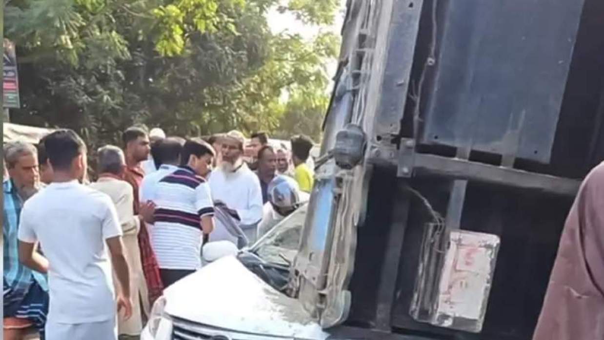 ফরিদপুরে প্রাইভেটকারের ওপর বালুবোঝাই ট্রাক উল্টে মা ও ছেলের মৃত্যু, আহত ৩