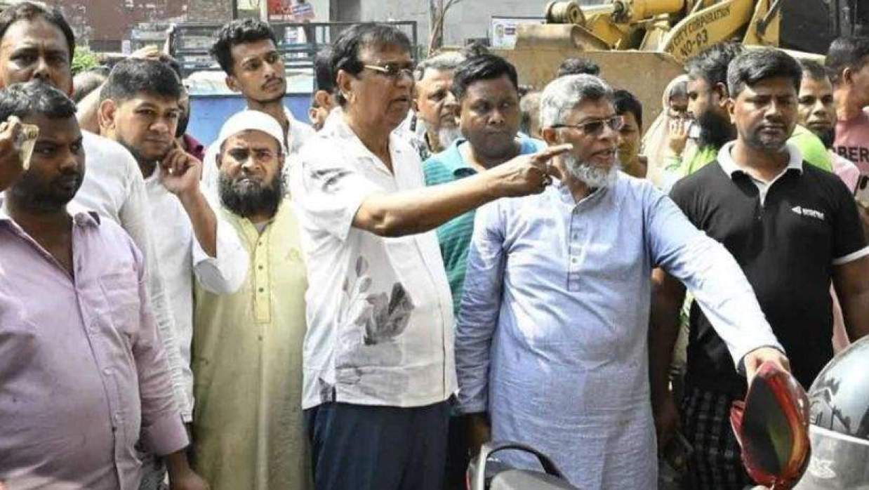 ফুটপাতে দোকান বসালে মামলা ও মালামাল ক্রোকের হুঁশিয়ারি ডিএসসিসি প্রশাসকের