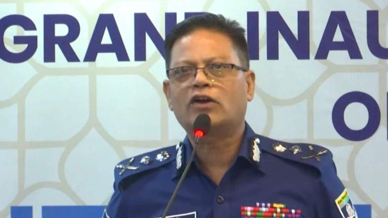 সরকার অনুমতি দিলে ক্রসফায়ার করব’—আইজিপির বক্তব্যে বিতর্ক