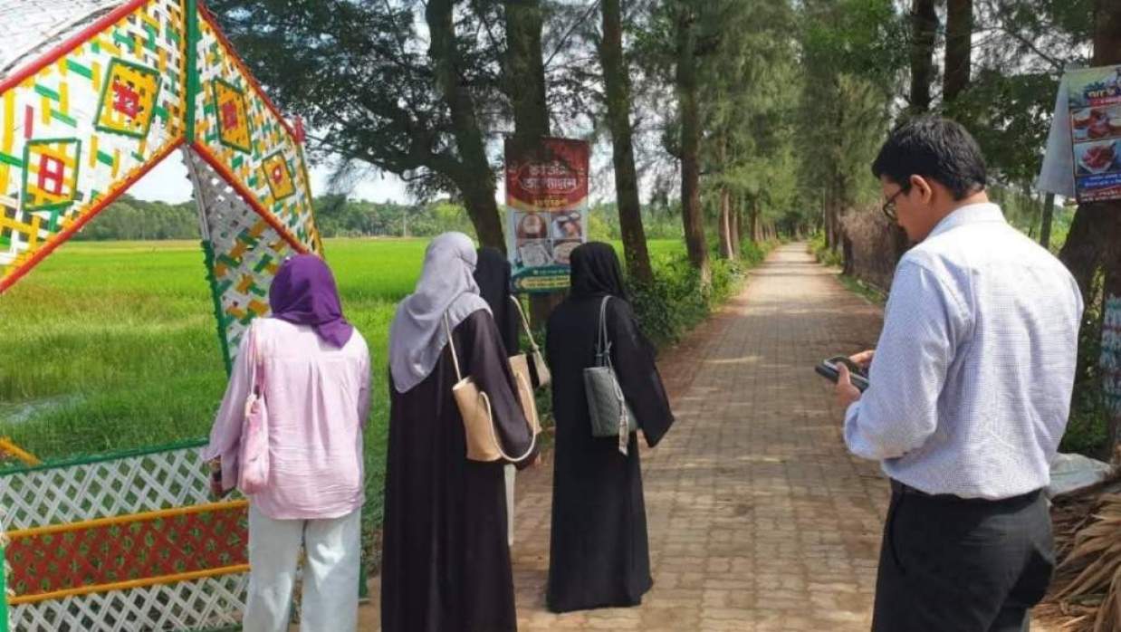 ক্লাস ফাঁকি দিয়ে পার্কে, ইউএনওর অভিযান