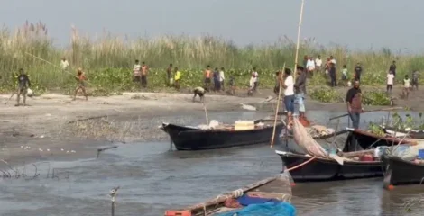 শরীয়তপুরে ইলিশ রক্ষা অভিযানে জেলেদের হামলা, এমপির স্পিড বোটে ইটপাটকেল নিক্ষেপ; আহত ২