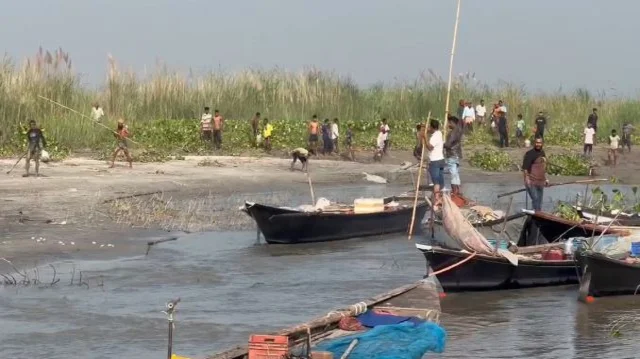 শরীয়তপুরে ইলিশ রক্ষা অভিযানে জেলেদের হামলা, এমপির স্পিড বোটে ইটপাটকেল নিক্ষেপ; আহত ২