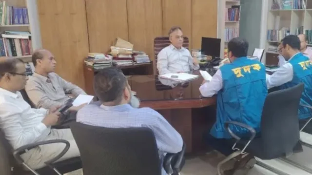 বিনামূল্যের বই ছাপায় ২৫২ কোটি টাকা অতিরিক্ত ব্যয়ের অভিযোগ, এনসিটিবিতে দুদকের অভিযান
