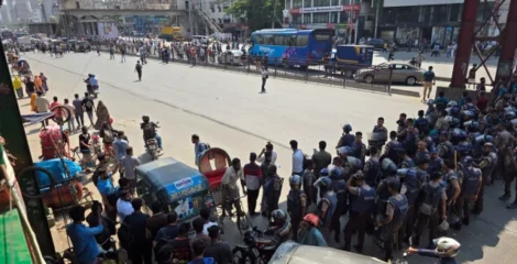 বেতন বৃদ্ধির দাবিতে উত্তরায় পোশাকশ্রমিকদের সড়ক অবরোধ, তীব্র যানজট