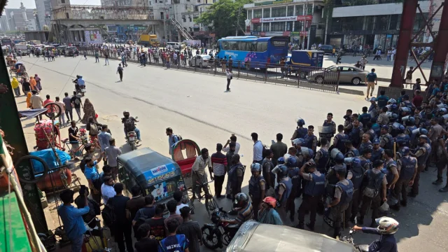বেতন বৃদ্ধির দাবিতে উত্তরায় পোশাকশ্রমিকদের সড়ক অবরোধ, তীব্র যানজট