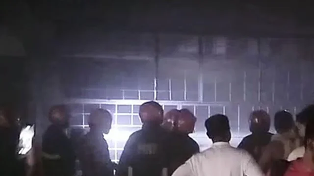 কক্সবাজারের সুগন্ধা পয়েন্টে হোটেলে আগুন, নামতে গিয়ে কয়েকজন আহত