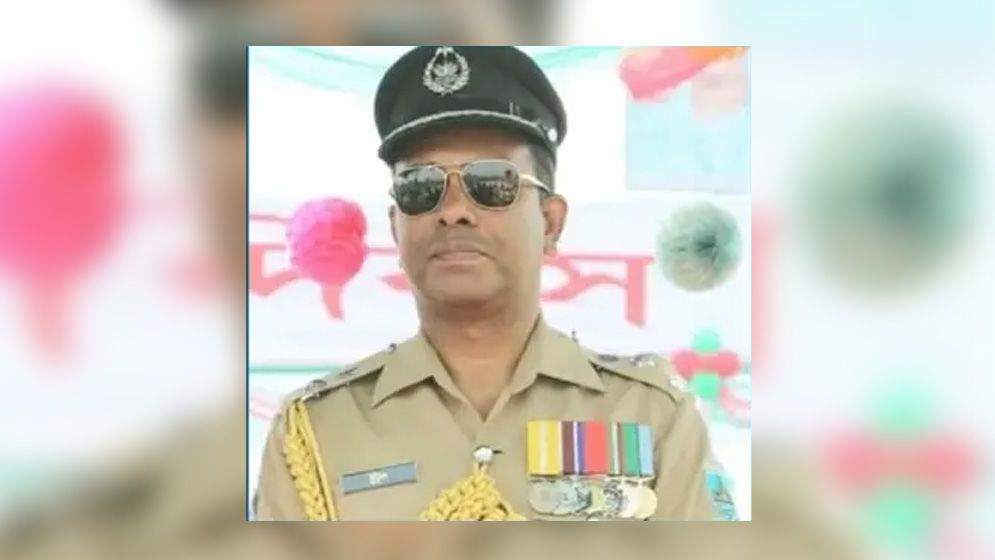 অনুমতি ছাড়া কর্মস্থল ত্যাগ ও পলাতক থাকার অভিযোগে বরখাস্ত অতিরিক্ত ডিআইজি টুটুল চক্রবর্তী