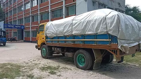ফরিদপুরে কালোবাজারে সার বিক্রির সময় আ.লীগ নেতা আটক