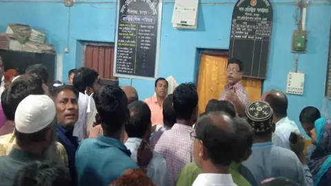 দিনে ত্রুটির অজুহাতে ফেরত, রাতে বাড়তি টাকায় দলিল নিবন্ধনের অভিযোগ
