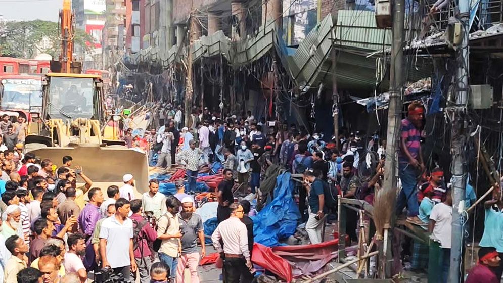 গুলিস্তানে ফুটপাত দখলমুক্ত করতে ডিএসসিসির উচ্ছেদ অভিযান