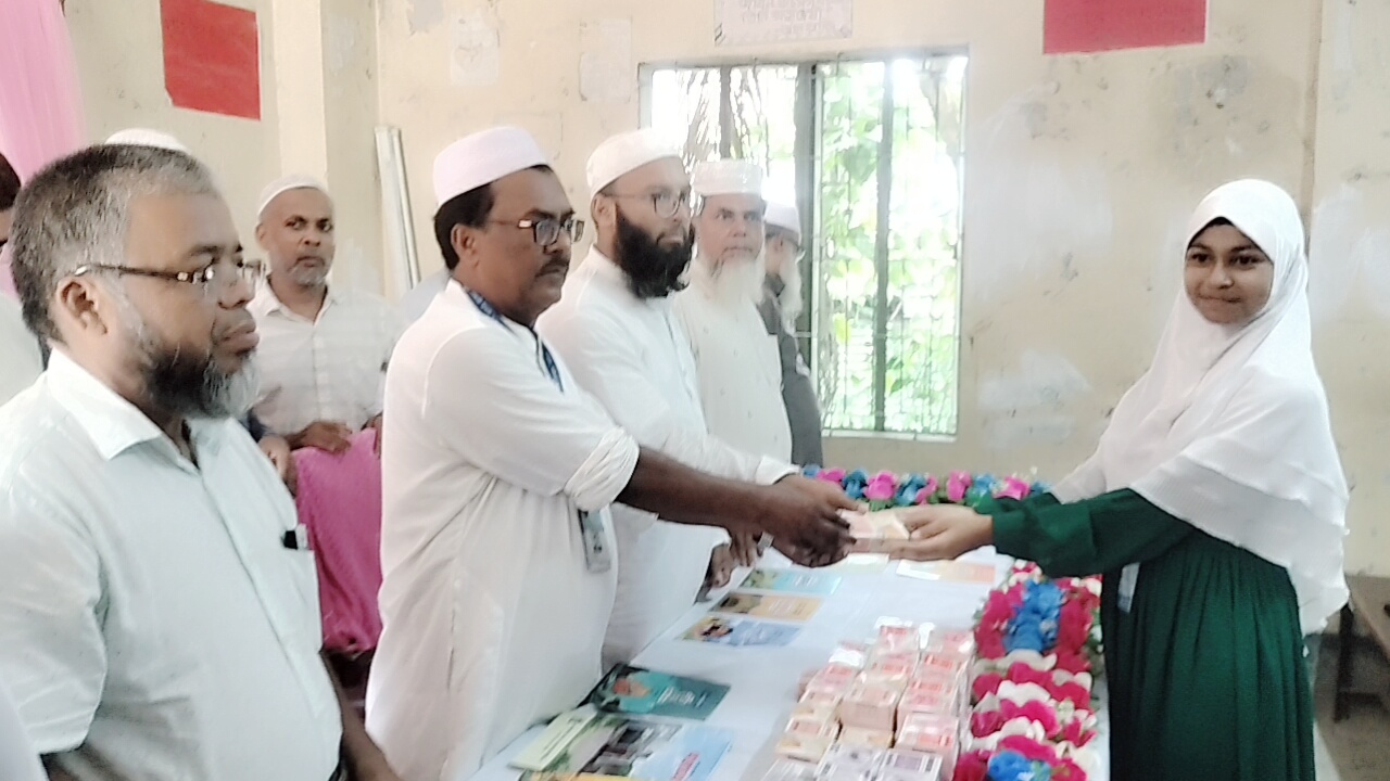 নড়িয়ায় বিদ্যালয়ে ৯০ শিক্ষার্থীর কোরআন খতম, দেশ-উম্মাহর জন্য দোয়া