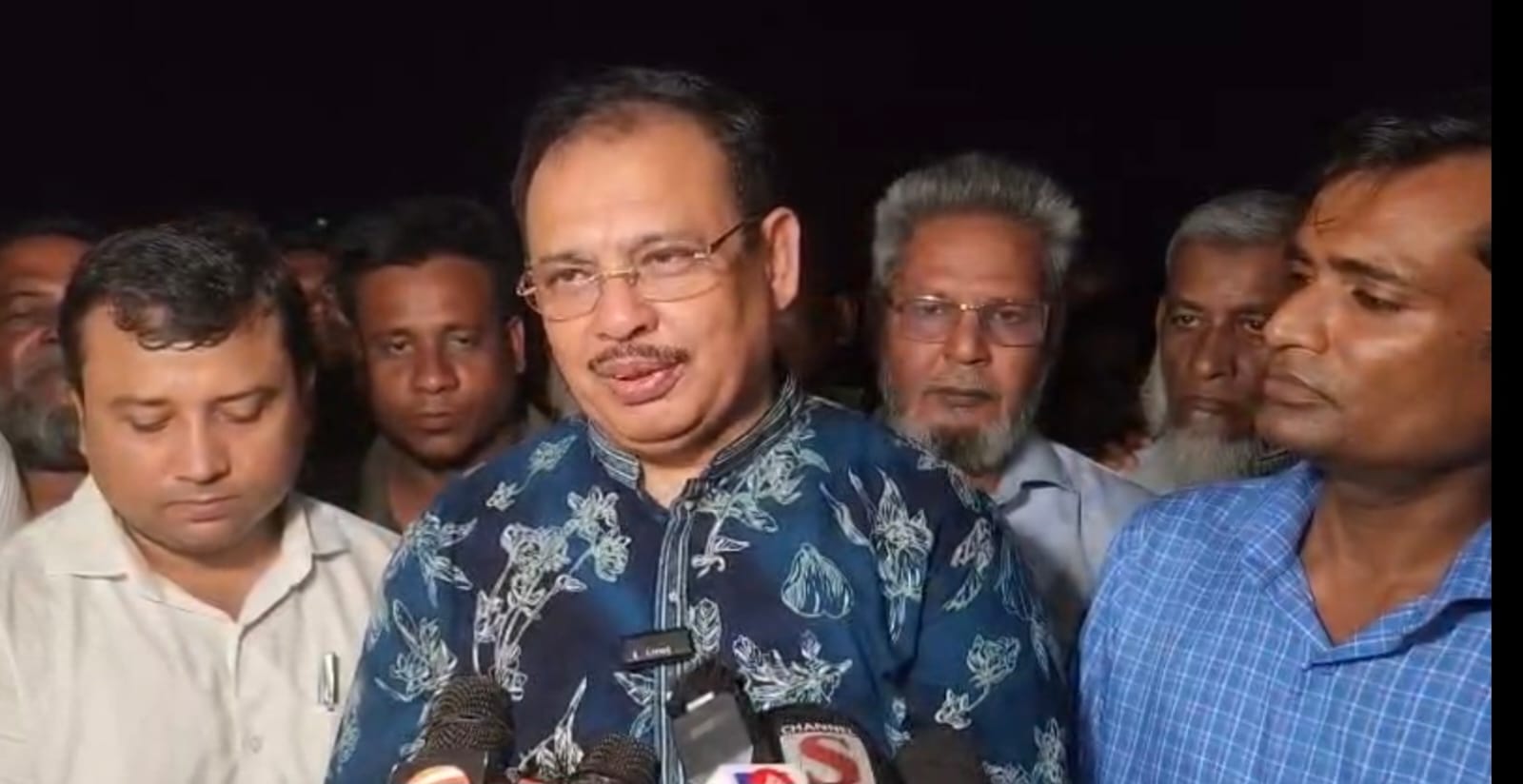 “এক ইঞ্চি মাটিও নদীগর্ভে যেতে দেওয়া হবে না”: সুরেশ্বরে বাঁধ ধসে এমপি কিরণের কড়া হুঁশিয়ারি, নদীপাড়ে উদ্ধার তৎপরতা